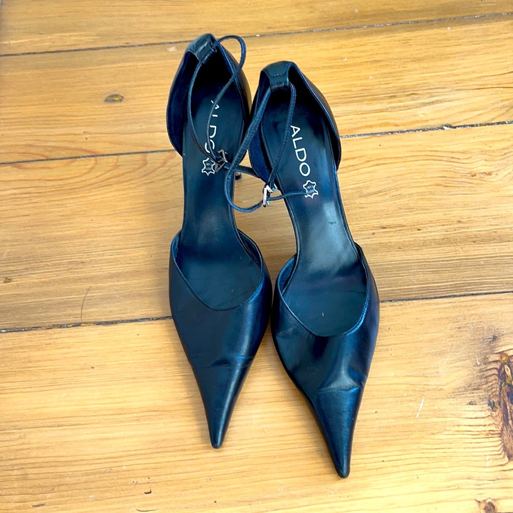 Pointed toe sandals